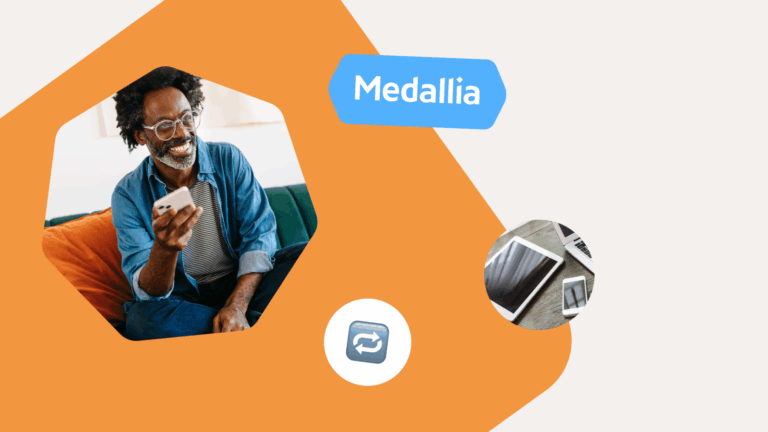 Un hombre con gafas sonríe mientras mira su teléfono, sentado en un sofá. En el fondo se aprecian formas geométricas de color naranja, la etiquetaMedalliae iconos de dispositivos electrónicos y un símbolo de actualización.
