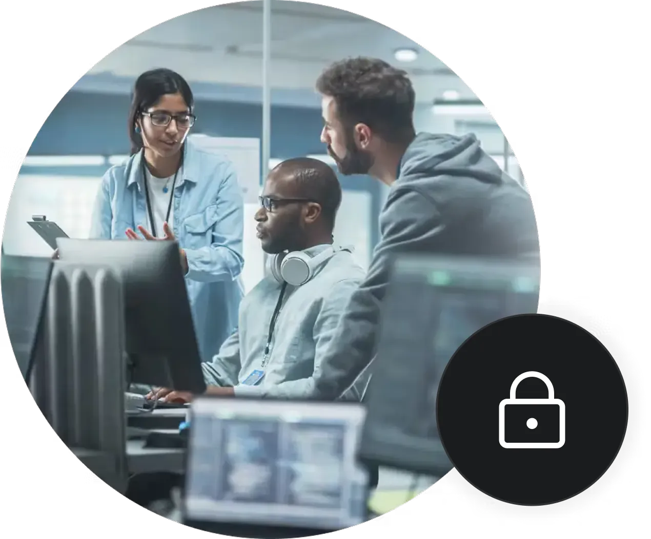Drei Personen arbeiten gemeinsam in einem Büro; im Vordergrund sind Computerbildschirme zu sehen. Eine Person sitzt an einem Schreibtisch, während die anderen daneben stehen und sich unterhalten. In der rechten unteren Ecke ist ein Schloss-Symbol eingeblendet, das für Sicherheit steht.