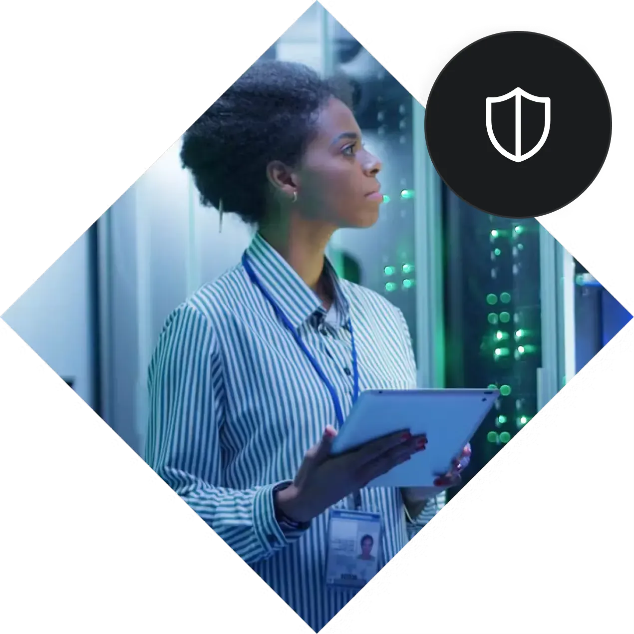 Eine Frau in einem Serverraum hält ein Tablet in der Hand und blickt nachdenklich vor sich hin. Sie trägt ein gestreiftes Hemd und ein Schlüsselband. Ein Schild-Symbol oben rechts deutet auf Cybersicherheit oder Datenschutz hin.