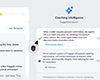 Screenshot di una dashboard online che mostra la funzione “Coaching Intelligence” con argomenti suggeriti. Un messaggio spiega come gli operatori possano identificare le intenzioni del chiamante, con icone, testo e la foto del profilo dell’utente visibili sul lato sinistro.
