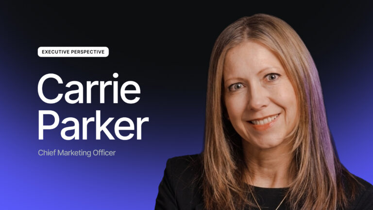 Mulher sorridente, com cabelos loiros longos e traje profissional, em um fundo com degradê azul-preto. O texto diz: Carrie Parker, Diretora de Marketing, Executive Perspective...